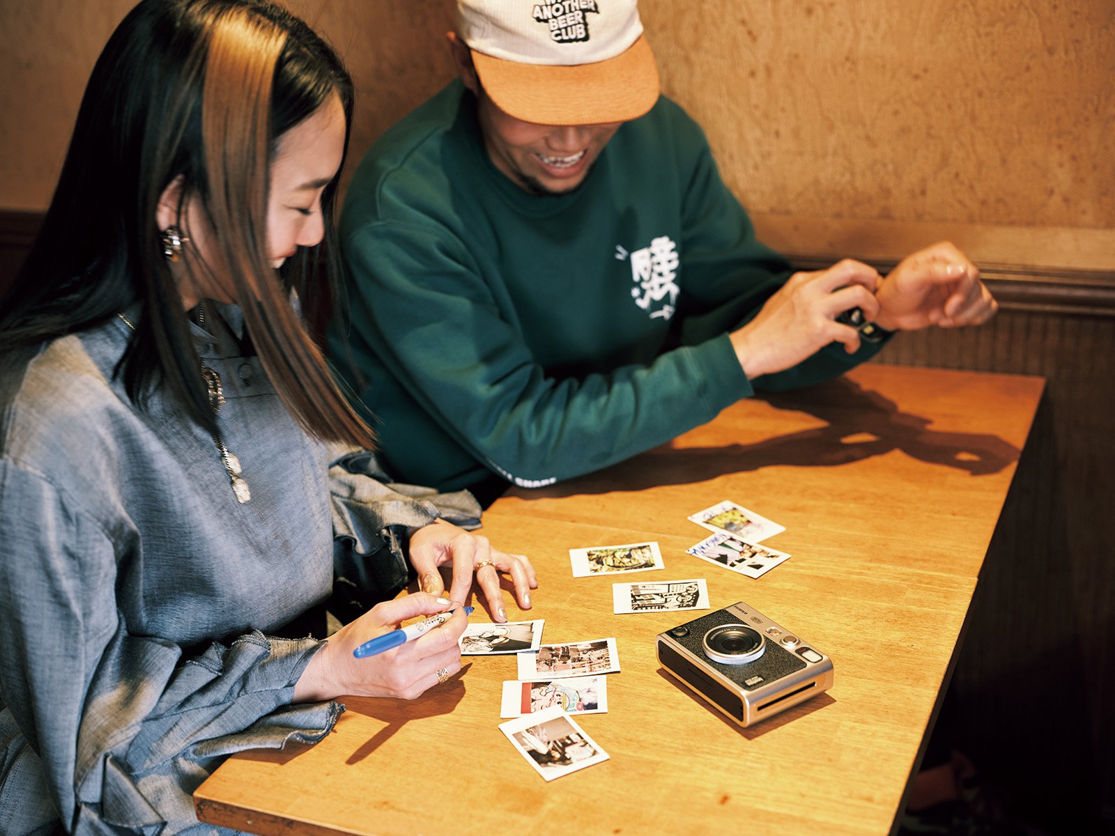 instax“チェキ”」を片手に、アートな街、此花区を チンポム・エリイが